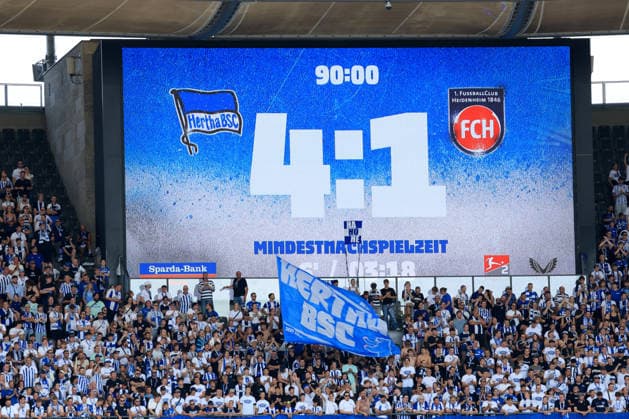 15.08.2026, DEU GER, Fussball , 2.Fussballbundesliga 2026 2027 (im Ligabetrieb zusätzlich: Spieltag, Saison 20xx 20xx), Berliner Olympiastadion, Hertha BSC vs. 1. FC Heidenheim 1846 Anzeigetafel mit dem Endergebnis, 4:1, Hertha-BSC Fans, Herthafahne 2. Liga: DFB DFL regulations prohibit any use of photographs as image sequences and or quasi-video) Berlin Berliner Olympiastadion Berlin Deutschland *** August 15, 2026, Germany, Soccer, 2026–2027 Bundesliga Season: Additional Match Day, Season 20xx–20xx, Berlin Olympic Stadium, Hertha BSC vs. 1. FC Heidenheim 1846, scoreboard showing the final score, 4–1, Hertha BSC fans, Hertha flag. 2. Bundesliga. DFB and DFL regulations prohibit any use of photographs as image sequences and or quasi-video. Berlin, Berlin Olympic Stadium, Berlin, Germany Copyright: xNordphotox xEnglerx