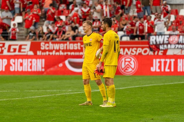 Jakob Golz (Rot-Weiss Essen, 01) und Omer Hanin (TSV Havelse, 13) nach dem Spiel, GER Rot-Weiss Essen vs. TSV Havelse, Fussball, 3. Liga, Spieltag 02, Saison 2026 2027, 15.08.2026 DFB DFL REGULATIONS PROHIBIT ANY USE OF PHOTOGRAPHS AS IMAGE SEQUENCES AND OR QUASI-VIDEO, GER Rot-Weiss Essen vs. TSV Havelse, Fussball, 3. Liga, Spieltag 02, Saison 2026 2027, 15.08.2026 Essen *** Jakob Golz (Rot Weiss Essen), 01, and Omer Hanin (TSV Havelse), 13, after the game, GER Rot Weiss Essen vs. TSV Havelse, soccer, 3. Liga, Matchday 02, 2026–2027 season, August 15, 2026 DFB and DFL regulations prohibit any use of photographs as image sequences and or quasi-video, GER Rot Weiss Essen vs. TSV Havelse, soccer, 3rd League, Matchday 02, 2026–2027 season, August 15, 2026, Essen Copyright: xEibner-Pressefoto FabianxFriesex EP_FFE