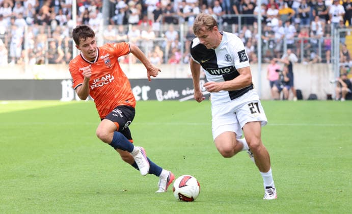 15.08.2026, Fussball, Herren, Testspiel, Saison 2026 2027, SV 07 Elversberg - FC Lorient, Theo Le Bris (FC Lorient) Lasse Günther (SV 07 Elversberg) Elversberg Ursapharm-Arena an der Kaiserlinde Saarland Deutschland (DEU) *** August 15, 2026, Soccer, Men s, Friendly, 2026–2027 Season, SV 07 Elversberg vs. FC Lorient, Theo Le Bris (FC Lorient) vs. Lasse Günther (SV 07 Elversberg), Ursapharm Arena in Elversberg, Saarland, Germany (DEU) Copyright: xFabianxKleerx