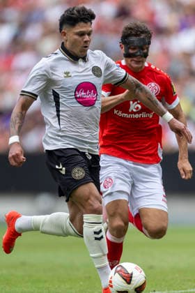 GER, Mainz, Fussball, Testspiel, FSV Mainz 05 vs. AFC Bournemouth im Bild v.l.: Evanilson (AFC Bournemouth 09), Fabio Gruber (FSV Mainz 05 03), Zweikampf 15.08.2026, MEWA-Arena Mainz DFL DFB REGULATIONS PROHIBIT ANY USE OF PHOTOGRAPHS AS IMAGE SEQUENCES AND OR QUASI-VIDEO, *** GER, Mainz, Soccer, Friendly Match, FSV Mainz 05 vs. AFC Bournemouth (pictured, from left): Evanilson (AFC Bournemouth 09), Fabio Gruber (FSV Mainz 05 03), tackle on August 15, 2026, MEWA Arena Mainz DFL DFB REGULATIONS PROHIBIT ANY USE OF PHOTOGRAPHS AS IMAGE SEQUENCES AND OR QUASI-VIDEO, Copyright: HMBxMedia PaulxFritz