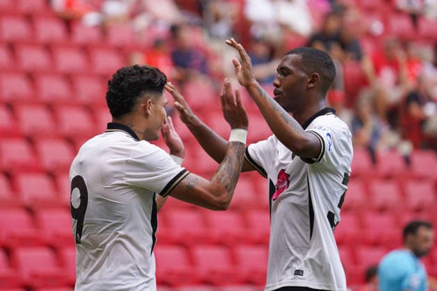 Deutschland: Fussball Freundschaftsspiel 1. FSV Mainz 05 vs AFC Bournemouth Mewa Arena (Mainz): Tor und Torjubel zum 1:1 durch Evanilson (AFC, 9) mit Rayan (AFC, 37) *** Germany Soccer Friendly Match 1: FSV Mainz 05 vs. AFC Bournemouth at Mewa Arena, Mainz. Goal and goal celebration for the 1-1 tie by Evanilson (AFC), 9th minute, with Rayan (AFC), 37th minute Copyright: xTobiasxWentzellx