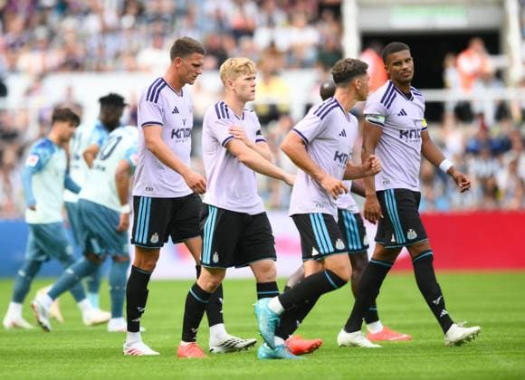 Newcastle United change tops during hydration break Newcastle United v Bayer Leverkusen, Pre Season Friendly, Football, St James Park, Newcastle, UK - 15 Aug 2026Newcastle St James Park United Kingdom EDITORIAL USE ONLY No use with unauthorised audio, video, data, fixture lists, club league logos or live services. Online in-match use limited to 120 images, no video emulation. No use in betting, games or single club league player publications.  Copyright: xRichardxLee Shutterstockx 17070129z
