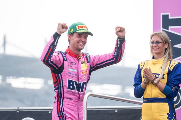 15.08.2026, GER, Motorsport, ADAC DTM, Saison 2026, Nürburgring Rennsieger Matteo Cairoli ( Italien, Emil Frey Racing, Ferrari 296 GT3, 14 ) jubelt auf dem Podium über den Sieg im Samstagsrennen der DTM am Nürburgring Nürburg Nürburgring Rheinland-Pfalz Deutschland *** August 15, 2026, GER, Motorsports, ADAC DTM, 2026 Season, Nürburgring race winner Matteo Cairoli of Italy, Emil Frey Racing, Ferrari 296 GT3, 14, celebrates on the podium after winning Saturday’s DTM race at the Nürburgring, Nürburg, Rhineland-Palatinate, Germany Copyright: xnordphotoxGmbHx xKnabx