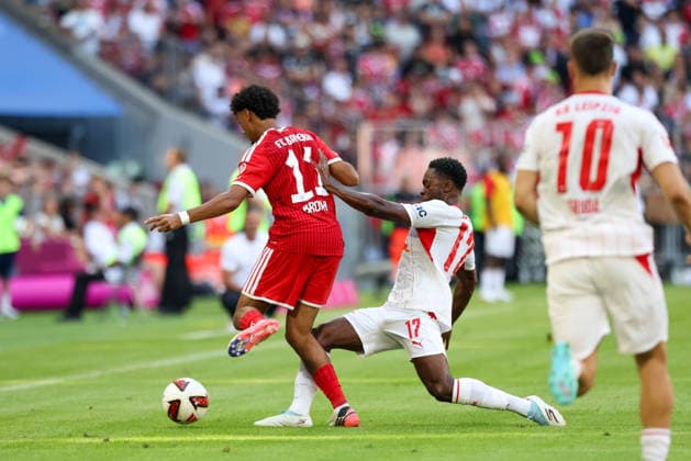 Zweikampf Ridle Baku (RB Leipzig, 17) und Nathaniel Brown (FC Bayern Muenchen, 11), GER, FC Bayern Muenchen vs. RB Leipzig, Fussball, Telekom Cup, Testspiel, Saison 2026 2027, 15.08.2026, GER, FC Bayern Muenchen vs. RB Leipzig, Fussball, Telekom Cup, Testspiel, Saison 2026 2027, 15.08.2026 Muenchen *** Tackle between Ridle Baku (RB Leipzig, 17) and Nathaniel Brown (FC Bayern Munich, 11), GER, FC Bayern Munich vs. RB Leipzig, Soccer, Telekom Cup, Friendly, 2026–2027 Season, August 15, 2026, GER, FC Bayern Munich vs. RB Leipzig, soccer, Telekom Cup, friendly match, 2026–2027 season, August 15, 2026, Munich Copyright: xEibner-Pressefoto JennixMaulx EP_JML