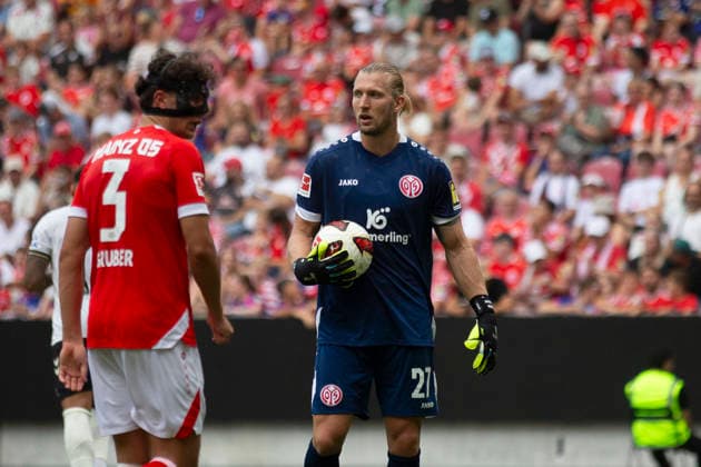 GER, Mainz, Fussball, Testspiel, FSV Mainz 05 vs. AFC Bournemouth im Bild v.l.: Robin Zentner (FSV Mainz 05 27), 15.08.2026, MEWA-Arena Mainz DFL DFB REGULATIONS PROHIBIT ANY USE OF PHOTOGRAPHS AS IMAGE SEQUENCES AND OR QUASI-VIDEO, *** GER, Mainz, Soccer, Friendly Match, FSV Mainz 05 vs. AFC Bournemouth (pictured, from left: Robin Zentner, FSV Mainz 05), August 15, 2026, MEWA Arena, Mainz. DFL and DFB regulations prohibit any use of photographs as image sequences and or quasi-video, Copyright: HMBxMedia PaulxFritz