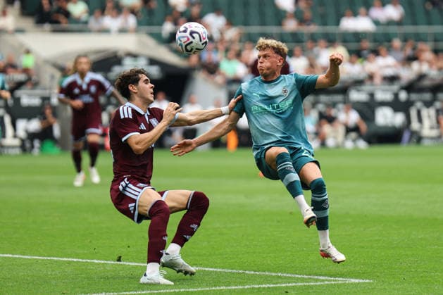 MOENCHENGLADBACH, GERMANY August 15: Kosta Nedeljkovic (Aston Villa, 32) challenges Robin Hack (Borussia Moenchengladbach, 25) for the ball during the pre-season friendly match between Borussia Mönchengladbach and Aston Villa at the ista-BORUSSIA-PARK on August 15, 2026 in Moenchengladbach, Germany. DFL REGULATIONS PROHIBIT ANY USE OF PHOTOGRAPHS AS IMAGE SEQUENCES AND OR QUASI-VIDEO. Copyright: xNatachaxFreisenx