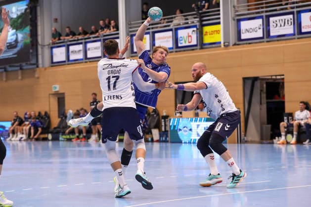 15.08.2026 ,xgox, Handball - Wartburg Cup SG Flensburg-Handewitt - TBV Lemgo-Lippe emspor, v.l. Marko Grgic (Flensburg, 17), Lukas Hutecek (Lemgo, 2), Arnar Freyr Arnarsson (Flensburg, 41) Zweikampf, Duell, Kampf, tackle Eisenach *** August 15, 2026, xgox, Handball Wartburg Cup: SG Flensburg Handewitt vs. TBV Lemgo Lippe emspor, from left: Marko Grgic (Flensburg), 17, Lukas Hutecek, Lemgo, 2, Arnar Freyr Arnarsson, Flensburg, 41, duel, battle, tackle, Eisenach