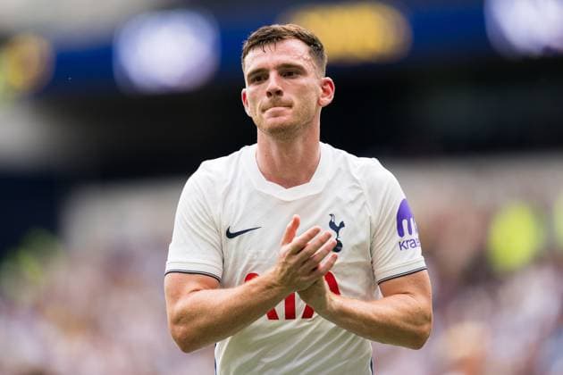 Andrew Robertson of Tottenham Hotspur claps fans Tottenham Hotspur vs Hoffenheim, Club Friendlies, Tottenham Hotspur Stadium, London, UK - 15 Aug 2026London Tottenham Hotspur Stadium United Kingdom  Copyright: xWiredxPhotos Shutterstockx 17084203ag
