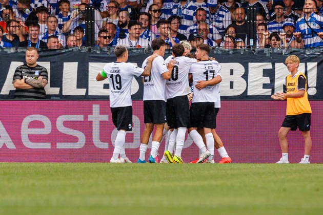 Die Mannschaft von SC Verl jubelt ueber das Tor zum 1:0 durch Tim Heike (SC Verl, 25) GER, SC Verl vs. MSV Duisburg, Fussball, 3. Liga, 2. Spieltag, Spielzeit 2026 2027, 15.08.2026 DFL Regulations prohibit any use of photographers as image sequences and or quasi-video. GER, SC Verl vs. MSV Duisburg, Fussball, 3. Liga, 2. Spieltag, Spielzeit 2026 2027, 15.08.2026 Verl *** The SC Verl team celebrates Tim Heike s 1-0 goal. SC Verl, 25 GER, SC Verl vs. MSV Duisburg, soccer, 3rd Division, Matchday 2, 2026–2027 season, August 15, 2026 DFL regulations prohibit any use of photographs as image sequences and or quasi-video GER, SC Verl vs. MSV Duisburg, soccer, 3rd Division, Matchday 2, 2026–2027 season, August 15, 2026, Verl Copyright: xEibner-Pressefoto JanxRollingerx EP_JSK