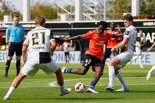 Im Bild: v.li. Filimon Gerezgiher (SV 07 Elversberg, 27), Mamadou Kone (FC Lorient, 42) am Ball und Florian Le Joncour (SV 07 Elversberg, 3) 15.08.2026, 1. Bundesliga, Testspiel, SV 07 Elversberg - FC Lorient, Deutschland, Spiesen-Elversberg, URSAPHARM-Arena, DFL REGULATIONS PROHIBIT ANY USE OF PHOTOGRAPHS AS IMAGE SEQUENCES AND OR QUASI-VIDEO. *** In the photo, from left: Filimon Gerezgiher (SV 07 Elversberg, 27), Mamadou Kone (FC Lorient, 42) with the ball, and Florian Le Joncour (SV 07 Elversberg, 3) on August 15, 2026, 1. Bundesliga, Friendly Match, SV 07 Elversberg vs. FC Lorient, Germany, Spiesen Elversberg, URSAPHARM Arena, DFL regulations prohibit any use of photographs as image sequences and or quasi-video Copyright: HMBxMedia xJulienxBecker