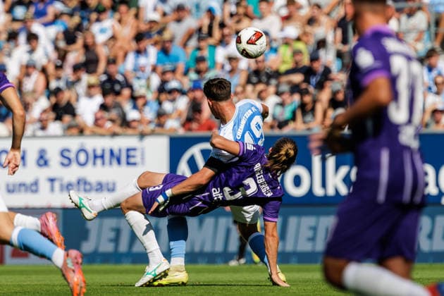 15.08.2026, GER, Regionalliga Nord-Ost, 3. Spieltag, Saison 2026 2027), Chemnitz, Chemnitzer FC - FC Erzgebirge Aue Devin Angleberger (FC Erzgebirge Aue 3) im Zweikampf gegen Jonas Marx (Chemnitzer FC 19) Chemnitz eins-Stadion - An der Gellertstraße Sachsen Deutschland *** August 15, 2026, GER, Regionalliga Nord Ost, Matchday 3, 2026–2027 Season, Chemnitz, Chemnitzer FC vs. FC Erzgebirge Aue. Devin Angleberger of FC Erzgebirge Aue (No. 3) in a tackle against Jonas Marx of Chemnitzer FC (No. 19). Chemnitz Eins Stadium, An der Gellertstraße, Saxony, Germany Copyright: xnordphotoxGmbHx xTrienitzx