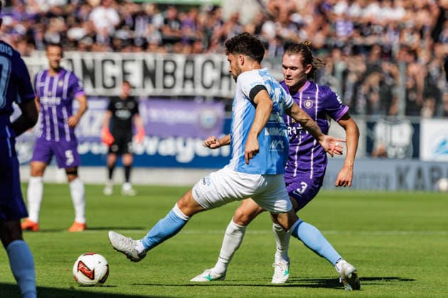 15.08.2026, GER, Regionalliga Nord-Ost, 3. Spieltag, Saison 2026 2027), Chemnitz, Chemnitzer FC - FC Erzgebirge Aue Tom Baumgart (Chemnitzer FC 29) im Zweikampf gegen Devin Angleberger (FC Erzgebirge Aue 3) Chemnitz eins-Stadion - An der Gellertstraße Sachsen Deutschland *** August 15, 2026, GER, Regionalliga Nord Ost, Matchday 3, 2026–2027 Season, Chemnitz, Chemnitzer FC vs. FC Erzgebirge Aue; Tom Baumgart (Chemnitzer FC 29) in a tackle against Devin Angleberger (FC Erzgebirge Aue 3); Chemnitz Eins Stadium, An der Gellertstraße, Saxony, Germany Copyright: xnordphotoxGmbHx xTrienitzx