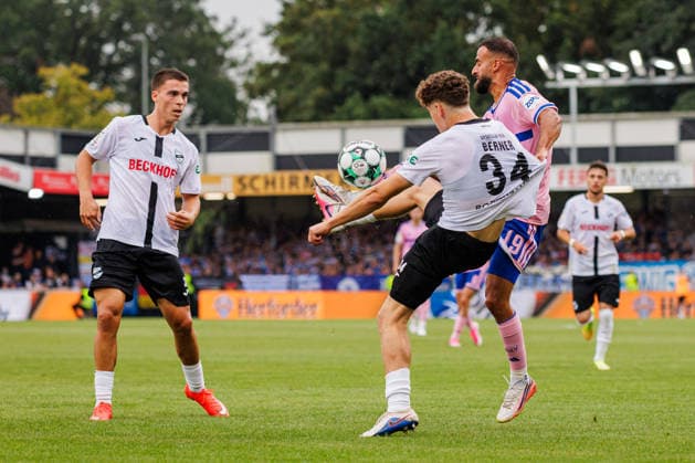 (L-R) Almin Mesanovic (SC Verl, 30), Janne Berner (SC Verl, 34), Ramien Safi (MSV Duisburg, 19) GER, SC Verl vs. MSV Duisburg, Fussball, 3. Liga, 2. Spieltag, Spielzeit 2026 2027, 15.08.2026 DFL Regulations prohibit any use of photographers as image sequences and or quasi-video. GER, SC Verl vs. MSV Duisburg, Fussball, 3. Liga, 2. Spieltag, Spielzeit 2026 2027, 15.08.2026 Verl *** L R Almin Mesanovic, SC Verl, 30, Janne Berner, SC Verl, 34, Ramien Safi, MSV Duisburg, 19, GER, SC Verl vs. MSV Duisburg, Soccer, 3rd Division, Matchday 2, 2026–2027 Season, August 15, 2026 DFL regulations prohibit any use of photographs as image sequences and or quasi-video GER, SC Verl vs. MSV Duisburg, Soccer, 3rd Division, Matchday 2, 2026–2027 season, August 15, 2026, Verl Copyright: xEibner-Pressefoto JanxRollingerx EP_JSK