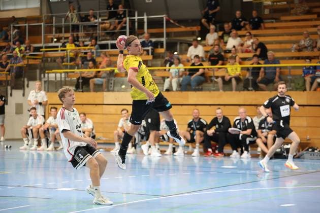 Joschua Braun ( 23; TSV St. Ottmar St. Gallen) springt mit dem Ball in der Wurfhand hoch und zieht ab, während Anders Thomassen ( 4; Helsingborg HK) in der Abwehr lauert. Die Szene findet in der Hansehalle in Lübeck vor gut besetzten Tribünen statt. Joschua Braun (TSV St. Ottmar St. Gallen) im Sprungwurf gegen Anders Thomassen *** Joschua Braun, 23, of TSV St. Ottmar St. Gallen, jumps up with the ball in his shooting hand and takes a shot, while Anders Thomassen (4, Helsingborg HK) lies in wait on defense. The scene takes place at the Hansehalle in Lübeck in front of a well-attended crowd. Joschua Braun of TSV St. Ottmar St. Gallen takes a jump shot against Anders Thomassen. Copyright: xspeedshotx