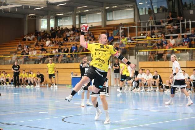 Carl Löfström ( 13; TSV St. Ottmar St. Gallen) springt hoch und holt zum Wurf aus, der Ball ist in seiner erhobenen Hand klar sichtbar. Im Hintergrund verfolgen Spieler beider Teams sowie zahlreiche Zuschauer die Szene in der Hansehalle Lübeck. Carl Löfström ( 13; TSV St. Ottmar St. Gallen) beim Sprungwurf *** Carl Löfström, No. 13 of TSV St. Ottmar St. Gallen, jumps high and winds up for a shot; the ball is clearly visible in his raised hand. In the background, players from both teams and numerous spectators watch the action at the Hansehalle in Lübeck. Carl Löfström, No. 13 of TSV St. Ottmar St. Gallen, takes a jump shot. Copyright: xspeedshotx