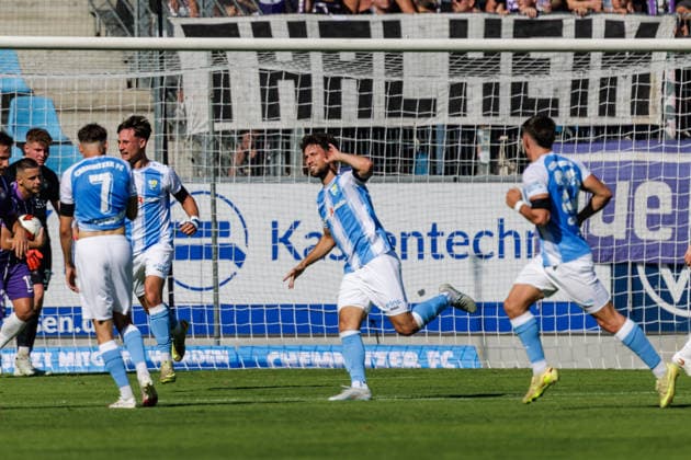 15.08.2026, GER, Regionalliga Nord-Ost, 3. Spieltag, Saison 2026 2027), Chemnitz, Chemnitzer FC - FC Erzgebirge Aue Tom Baumgart (Chemnitzer FC 29) jubelt nach dem 2:0 Chemnitz eins-Stadion - An der Gellertstraße Sachsen Deutschland *** August 15, 2026, GER, Regionalliga North East, Matchday 3, 2026–2027 season, Chemnitz, Chemnitzer FC vs. FC Erzgebirge Aue, Tom Baumgart, Chemnitzer FC 29 celebrates after the 2–0 win at Chemnitz Eins Stadium on Gellertstraße, Saxony, Germany Copyright: xnordphotoxGmbHx xTrienitzx