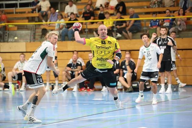 Carl Löfström ( 13; TSV St. Ottmar St. Gallen) springt ab und zieht zum Wurf hoch, den Ball bereits in der erhobenen Wurfhand. William Bengtsson ( 24; Helsingborg HK) versucht den Angriff zu stören. Carl Löfström ( 13; TSV St. Ottmar St. Gallen) beim Sprungwurf *** Carl Löfström (13), TSV St. Ottmar St. Gallen, jumps and winds up for the shot, the ball already in his raised shooting hand. William Bengtsson (24), Helsingborg HK, tries to disrupt the attack. Carl Löfström (13), TSV St. Ottmar St. Gallen, takes a jump shot. Copyright: xspeedshotx