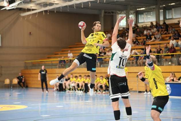 Emil Jessen von TSV St. Ottmar St. Gallen springt hoch und zieht ab, während ein Abwehrspieler von Helsingborg HK die Arme hebt. Im Hintergrund verfolgen Zuschauer auf der Tribüne das Spiel in der Hansehalle. Emil Jessen (TSV St. Ottmar St. Gallen) beim Sprungwurf gegen Helsingborg HK *** Emil Jessen of TSV St. Ottmar St. Gallen jumps high and shoots, while a defender from Helsingborg HK raises his arms. In the background, spectators in the stands watch the game at the Hansehalle. Emil Jessen of TSV St. Ottmar St. Gallen takes a jump shot against Helsingborg HK. Copyright: xspeedshotx