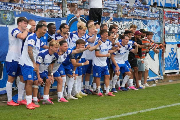 15.08.2026, Hänsch-Arena, Meppen, GER, 3. Liga, 2. Spieltag: SV Meppen vs SG Sonnenhof Großaspach, die Mannschaft freut sich über en Sieg, Manschaftsfoto, DFL REGULATIONS PROHIBIT ANY USE OF PHOTOGRAPHS AS IMAGE SEQUENCES AND OR QUASI-VIDEO. Meppen Niedersachsen Hänsch-Arena *** August 15, 2026, Hänsch Arena, Meppen, GER, 3rd Division, Matchday 2: SV Meppen vs. SG Sonnenhof Großaspach; the team is celebrating a victory, Team photo, DFL REGULATIONS PROHIBIT ANY USE OF PHOTOGRAPHS AS IMAGE SEQUENCES AND OR QUASI-VIDEO. Meppen, Lower Saxony, Hänsch Arena