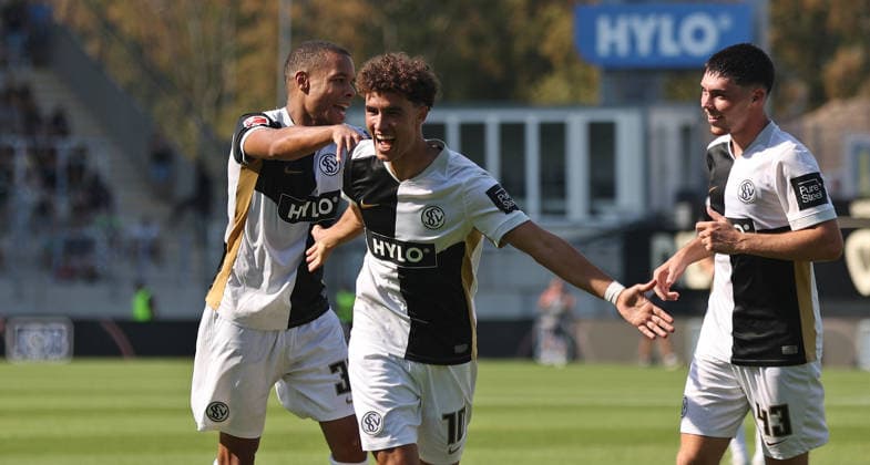 15.08.2026, Fussball, Herren, Testspiel, Saison 2026 2027, SV 07 Elversberg - FC Lorient, Noah Darvich (SV 07 Elversberg) bejubelt mit Jan Gyamerah (SV 07 Elversberg) und Felix Keidel (SV 07 Elversberg) sein Tor zum 2:1, Torjubel Elversberg Ursapharm-Arena an der Kaiserlinde Saarland Deutschland (DEU) *** August 15, 2026, Soccer, Men s, Friendly Match, 2026–2027 Season, SV 07 Elversberg vs. FC Lorient, Noah Darvich of SV 07 Elversberg celebrates his goal to make it 2–1 with Jan Gyamerah of SV 07 Elversberg and Felix Keidel of SV 07 Elversberg; goal celebration at the Ursapharm Arena in Kaiserlinde, Saarland, Germany (DEU) Copyright: xFabianxKleerx