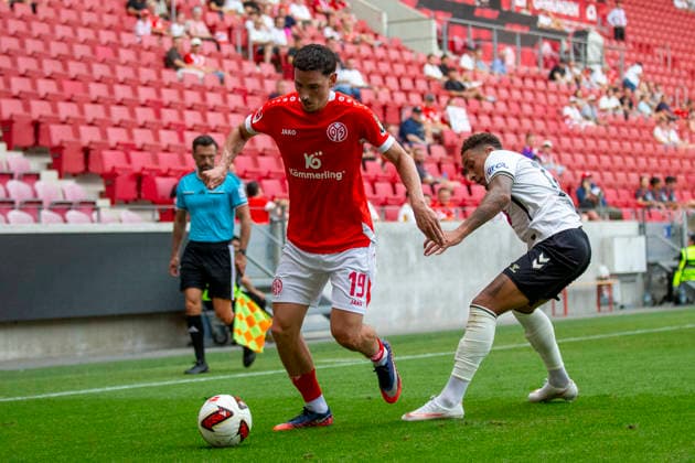 GER, Mainz, Fussball, Testspiel, FSV Mainz 05 vs. AFC Bournemouth im Bild v.l.: Anthony Caci (FSV Mainz 05 19), Marcus Tavernier (AFC Bournemouth 16), Zweikampf 15.08.2026, MEWA-Arena Mainz DFL DFB REGULATIONS PROHIBIT ANY USE OF PHOTOGRAPHS AS IMAGE SEQUENCES AND OR QUASI-VIDEO, *** GER, Mainz, Soccer, Friendly Match, FSV Mainz 05 vs. AFC Bournemouth (pictured, from left): Anthony Caci (FSV Mainz 05, 19), Marcus Tavernier (AFC Bournemouth, 16), tackle, August 15, 2026, MEWA Arena, Mainz. DFL and DFB regulations prohibit any use of photographs as image sequences and or quasi-video, Copyright: HMBxMedia PaulxFritz