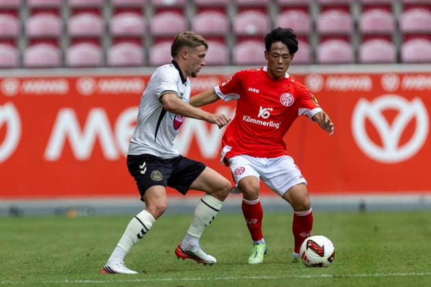 GER, Mainz, Fussball, Testspiel, FSV Mainz 05 vs. AFC Bournemouth im Bild v.l.: Adrien Truffert (AFC Bournemouth 03), Taiyu Yamasaki (FSV Mainz 05 36), Zweikampf 15.08.2026, MEWA-Arena Mainz DFL DFB REGULATIONS PROHIBIT ANY USE OF PHOTOGRAPHS AS IMAGE SEQUENCES AND OR QUASI-VIDEO, *** GER, Mainz, Soccer, Friendly Match, FSV Mainz 05 vs. AFC Bournemouth (pictured, from left): Adrien Truffert (AFC Bournemouth 03), Taiyu Yamasaki (FSV Mainz 05 36), Tackle, August 15, 2026, MEWA Arena, Mainz. DFL and DFB regulations prohibit any use of photographs as image sequences and or quasi-video, Copyright: HMBxMedia PaulxFritz