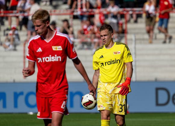 Fußball, Herren, Saison 2026 2027, Testspiel, 1. FC Union Berlin - Ipswich Town, v. l. Zeno Van Den Bosch (1. FC Union Berlin), Torhüter Matheo Raab (1. FC Union Berlin), 15.08.2026, *** Soccer, Men s, 2026–2027 Season, Friendly Match, 1. FC Union Berlin vs. Ipswich Town, from left: Zeno Van Den Bosch (1. FC Union Berlin), Goalkeeper Matheo Raab (1. FC Union Berlin), August 15, 2026, Copyright: xSebastianxRäppold MatthiasxKochx