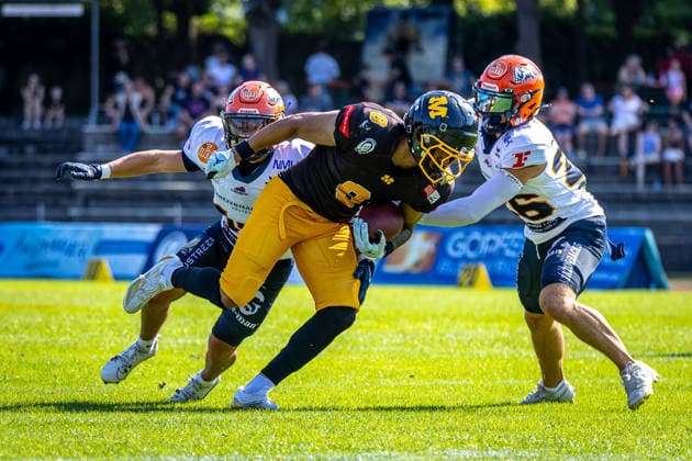 Jonathan Roebuck (Munich Cowboys, 08 Defensive Back) runs the ball, Gabriele Battistella (ifm Razorbacks Ravensburg, 26 Defensive Back) and Jonah Choate (ifm Razorbacks Ravensburg, 14 Defensive Back) tackle him Munich Cowboys vs ifm Razorbacks Ravensburg, American Football, German Football League, Week 15, 2026, 15.08.2026, Munich Dantestadion Bayern Germany Copyright: xPFA SebastianxJustx