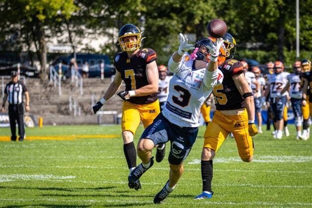 Aniel Buße (ifm Razorbacks Ravensburg, 03 Wide Receiver) tries to catch the ball Munich Cowboys vs ifm Razorbacks Ravensburg, American Football, German Football League, Week 15, 2026, 15.08.2026, Munich Dantestadion Bayern Germany Copyright: xPFA SebastianxJustx