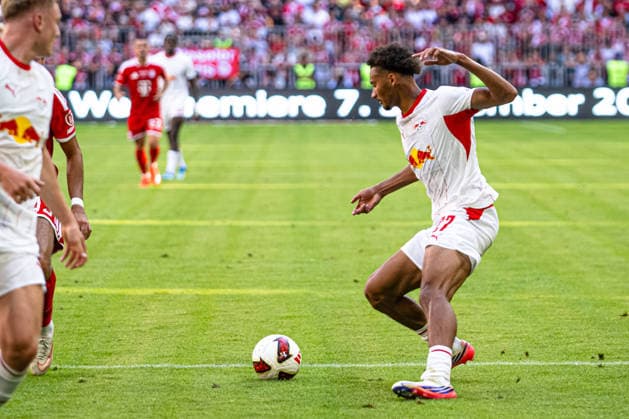 Tidiam Gomis (RB Leipzig, 27), laeuft auf das Bayern Tor zu, GER, FC Bayern Muenchen vs RB Leipzig, Fussball, Telekom CUP, Saison 2026 2027, 15.08.2026, DFL DFB REGULATIONS PROHIBIT ANY USE OF PHOTOGRAPHS as IMAGE SEQUENCES and or QUASI-VIDEO, Eibner-Pressefoto Andreas Ulmer GER, FC Bayern Muenchen vs RB Leipzig, Fussball, Telekom CUP, Saison 2026 2027, 15.08.2026, Muenchen *** Tidiam Gomis of RB Leipzig, 27, runs toward the Bayern goal, GER, FC Bayern Munich vs. RB Leipzig, Soccer, Telekom Cup, 2026–2027 season, August 15, 2026, DFL and DFB regulations prohibit any use of photographs as image sequences and or quasi-video, Eibner Press Photo, Andreas Ulmer, GER, FC Bayern Munich vs. RB Leipzig, Soccer, Telekom Cup, 2026–2027 Season, August 15, 2026, Munich Copyright: xEibner-Pressefoto AndreasxUlmerx EP_AUR