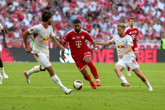 im Zweikampf, Aktion, mit Ismael Saibari 34 (FC Bayern Muenchen), Arthur Vermeeren 48 (RB Leipzig), FC Bayern Muenchen vs. RB Leipzig, Fussball, Telekom Cup, 15.08.2026 Muenchen Bayern Deutschland *** One-on-one, action, featuring Ismael Saibari (34, FC Bayern Munich) and Arthur Vermeeren (48, RB Leipzig), FC Bayern Munich vs. RB Leipzig, soccer, Telekom Cup, August 15, 2026, Munich, Bavaria, Germany Copyright: xkolbert-press ChristianxKolbertx