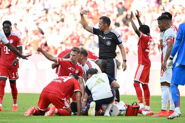 Jamal Musiala FC Bayern Muenchen FCB (10) verletzt Verletzung Joshua Kimmich FC Bayern Muenchen FCB (06) Gestik Geste Daumen hoch Schiedsrichter Referee Robert Hartmann Gestik Geste FC Bayern Muenchen FCB vs RB Leipzig RBL Telekom Cup 15.08.2026 DFL REGULATIONS PROHIBIT ANY USE OF PHOTOGRAPHS AS IMAGE SEQUENCES AND OR QUASI-VIDEO FC Bayern Muenchen FCB vs RB Leipzig RBL *** Jamal Musiala, FC Bayern Munich (FCB) 10, injured; injury; Joshua Kimmich, FC Bayern Munich (FCB) 06; gesture; thumbs-up; referee Robert Hartmann; gesture; FC Bayern Munich (FCB) vs. RB Leipzig (RBL); Telekom Cup; August 15, 2026 DFL regulations prohibit any use of photographs as image sequences and or quasi-video. FC Bayern Munich (FCB) vs. RB Leipzig (RBL)