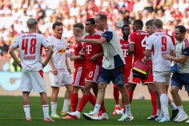 Jamal Musiala 10 (FC Bayern Muenchen) muss verletzt vom Platz, Mannschaftsarzt Dr. Jochen Hahne (FC Bayern Muenchen), FC Bayern Muenchen vs. RB Leipzig, Fussball, Telekom Cup, 15.08.2026 Muenchen Bayern Deutschland *** Jamal Musiala 10, FC Bayern Munich, is forced to leave the field due to injury; team doctor Dr. Jochen Hahne, FC Bayern Munich; FC Bayern Munich vs. RB Leipzig; soccer; Telekom Cup; August 15, 2026; Munich, Bavaria, Germany Copyright: xkolbert-press ChristianxKolbertx
