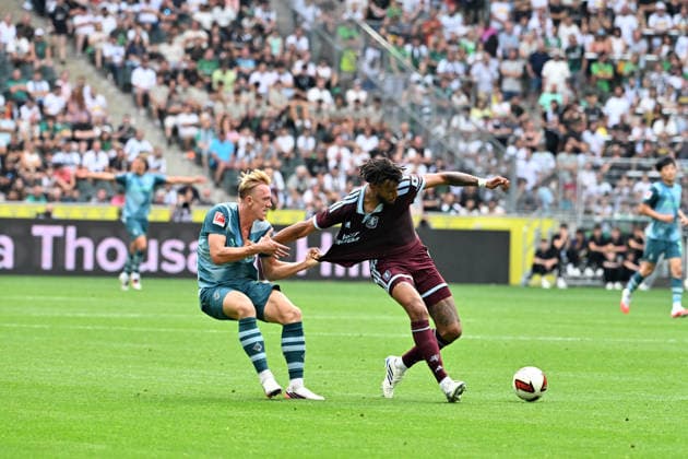 15.08.2026; Moenchengladbach; Fussball, Herren, Saison 2026 2027, Testspiel Borussia Moenchengladbach vs. Aston Villa Zweikampf zwischen v. li. Isac Lidberg (Gladbach), Tyrone Mings (Aston Villa) DFL regulations prohibit any use of photographs as image sequences and or quasi-video. ista-Borussia-Park Nordrhein-Westfalen Deutschland *** August 15, 2026, Mönchengladbach Soccer, Men s, 2026–2027 season, Friendly match: Borussia Mönchengladbach vs. Aston Villa. A tackle between (from left) Isac Lidberg (Gladbach) and Tyrone Mings (Aston Villa). DFL regulations prohibit any use of photographs as image sequences and or quasi-video content. Borussia Park, North Rhine-Westphalia, Germany