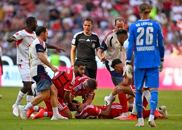15.08.2026, Fussball Bundesliga 2026 2027, Testspiel Telecom-Cup, FC Bayern München - RB Leipzig, in der Allianz-Arena München, Jamal Musiala (Bayern München) am Boden Ismael Saibari (FC Bayern München) und Joshua Kimmich (FC Bayern München) helfen ihm *** August 15, 2026, 2026–2027 Bundesliga, Telecom Cup Friendly, FC Bayern Munich vs. RB Leipzig, at the Allianz Arena in Munich; Jamal Musiala of FC Bayern Munich is on the ground, and Ismael Saibari and Joshua Kimmich of FC Bayern Munich are helping him