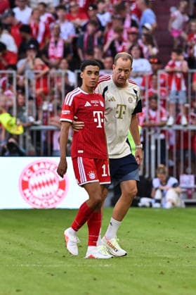 Telekom Cup 2026; FC Bayern München - RB Leipzig; 15.08.2026 MUNICH, GERMANY - 15. AUGUST: im Bild der sichtlich angeschlagene Jamal MUSIALA (FC Bayern Munich 10) muss vom Platz geführt werden während dem Match des Telekom Cups 2026 zwischen dem FC Bayern München und RB Leipzig in der Allianz Arena *** Telekom Cup 2026 FC Bayern Munich vs. RB Leipzig, August 15, 2026, MUNICH, GERMANY August 15: The photo shows a visibly injured Jamal MUSIALA of FC Bayern Munich No. 10 being helped off the field during the 2026 Telekom Cup match between FC Bayern Munich and RB Leipzig at the Allianz Arena Copyright: xBEAUTIFULxSPORTS Goldbergx