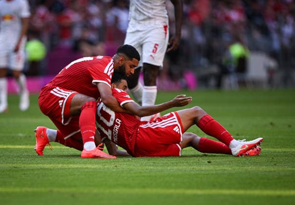 Fussball 1. Bundesliga 2026 2027 15.08.2026 Telekom Cup 2026 FC Bayern Muenchen - RB Leipzig Jamal Musiala (re, FC Bayern Muenchen) kippt kurz nach seinem Tor zum 3-1 um Ismael Saibari (li, FC Bayern Muenchen) haelt ihn. *** Soccer, Bundesliga 1, 2026–2027, August 15, 2026, Telekom Cup 2026, FC Bayern Munich vs. RB Leipzig, Jamal Musiala (right), FC Bayern Munich, celebrates briefly after scoring his goal to make it 3–1 past Ismael Saibari (left), FC Bayern Munich holds him