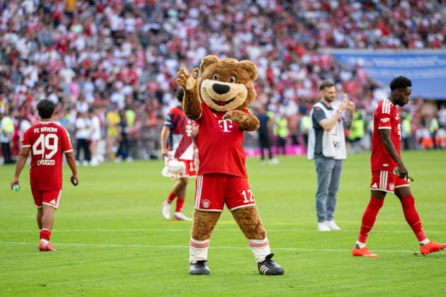 Das Maskottchen verabschiedet sich von den Faans, FC Bayern Muenchen - RB Leipzig, Fussball, Telekom Cup, Freundschaftsspiel, 15.08.2026 DFB regulations prohibit any use of photographs as image sequences and or quasi-video Muenchen Bayern Deutschland *** The mascot says goodbye to the fans, FC Bayern Munich vs. RB Leipzig, soccer, Telekom Cup, friendly match, August 15, 2026. DFB regulations prohibit any use of photographs as image sequences and or quasi-video. Munich, Bayern, Germany Copyright: xkolbert-press UlrichxGamelx