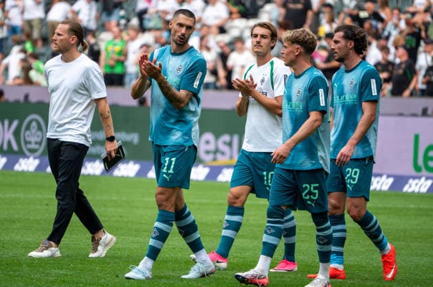 Deutschland: Freundschaftsspiel-Vorbereitung 2026 2027 - Mönchengladbach vs Aston Villa - Borussia-Park-Stadion (Mönchengladbach): nach dem Sieg Tim Kleindienst (Borussia Mönchengladbach,11) Robin Hack (Borussia Mönchengladbach,24) Joe Scally (Borussia Mönchengladbach, 29) Mönchengladbach Borussia-Park-Stadion Deutschland *** Germany Friendly Match, 2026-2027 Season, Mönchengladbach vs. Aston Villa, Borussia Park Stadium, Mönchengladbach, after the victory: Tim Kleindienst (Borussia Mönchengladbach, 11), Robin Hack (Borussia Mönchengladbach, 24), Joe Scally (Borussia Mönchengladbach), 29 Mönchengladbach Borussia Park Stadium Germany Copyright: xOrhanxHabashx
