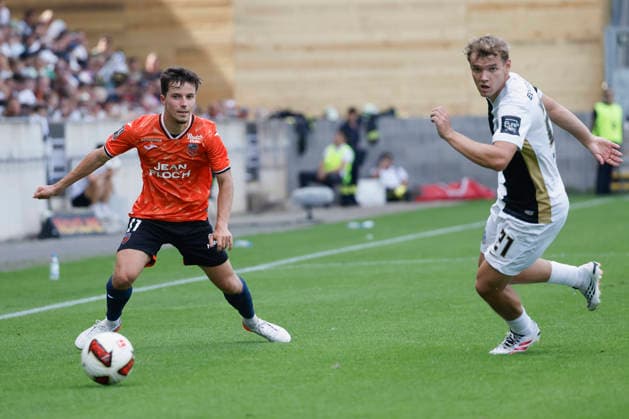 Im Bild: v.li. Theo Le Bris (FC Lorient, 11) am Ball gegen Lasse Guenther (SV 07 Elversberg, 21) 15.08.2026, 1. Bundesliga, Testspiel, SV 07 Elversberg - FC Lorient, Deutschland, Spiesen-Elversberg, URSAPHARM-Arena, DFL REGULATIONS PROHIBIT ANY USE OF PHOTOGRAPHS AS IMAGE SEQUENCES AND OR QUASI-VIDEO. *** Pictured, from left: Theo Le Bris (FC Lorient), No. 11, with the ball against Lasse Guenther (SV 07 Elversberg), No. 21, August 15, 2026, 1st Bundesliga, Friendly Match, SV 07 Elversberg vs. FC Lorient, Germany, Spiesen Elversberg, URSAPHARM Arena, DFL REGULATIONS PROHIBIT ANY USE OF PHOTOGRAPHS AS IMAGE SEQUENCES AND OR QUASI-VIDEO Copyright: HMBxMedia xJulienxBecker