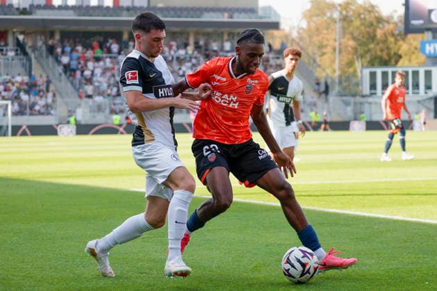Im Bild: v.li. Felix Keidel (SV 07 Elversberg, 43) im Zweikampf gegen Daniel Semedo (FC Lorient, 23) 15.08.2026, 1. Bundesliga, Testspiel, SV 07 Elversberg - FC Lorient, Deutschland, Spiesen-Elversberg, URSAPHARM-Arena, DFL REGULATIONS PROHIBIT ANY USE OF PHOTOGRAPHS AS IMAGE SEQUENCES AND OR QUASI-VIDEO. *** Pictured from left: Felix Keidel (SV 07 Elversberg, 43) in a tackle against Daniel Semedo (FC Lorient, 23) on August 15, 2026, 1. Bundesliga, Friendly Match, SV 07 Elversberg vs. FC Lorient, Germany, Spiesen Elversberg, URSAPHARM Arena, DFL REGULATIONS PROHIBIT ANY USE OF PHOTOGRAPHS AS IMAGE SEQUENCES AND OR QUASI-VIDEO Copyright: HMBxMedia xJulienxBecker