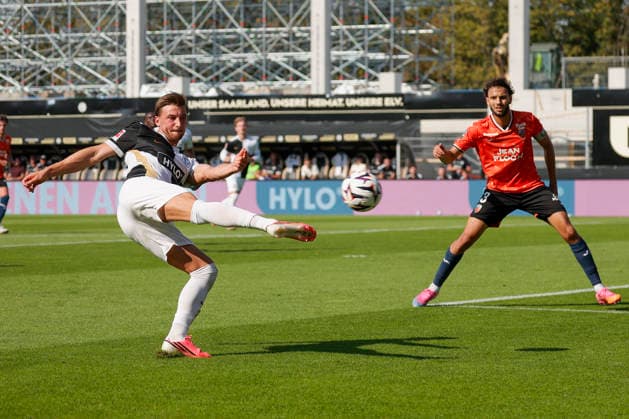Im Bild: v.li. Lukas Petkov (SV 07 Elversberg, 25) mit dem Nachschuss und Montassar Talbi (FC Lorient, 3) 15.08.2026, 1. Bundesliga, Testspiel, SV 07 Elversberg - FC Lorient, Deutschland, Spiesen-Elversberg, URSAPHARM-Arena, DFL REGULATIONS PROHIBIT ANY USE OF PHOTOGRAPHS AS IMAGE SEQUENCES AND OR QUASI-VIDEO. *** Pictured from left: Lukas Petkov (SV 07 Elversberg), 25, with the follow-up shot, and Montassar Talbi (FC Lorient), 3, on August 15, 2026, 1st Bundesliga, Friendly Match, SV 07 Elversberg vs. FC Lorient, Germany, Spiesen Elversberg, URSAPHARM Arena, DFL REGULATIONS PROHIBIT ANY USE OF PHOTOGRAPHS AS IMAGE SEQUENCES AND OR QUASI-VIDEO Copyright: HMBxMedia xJulienxBecker