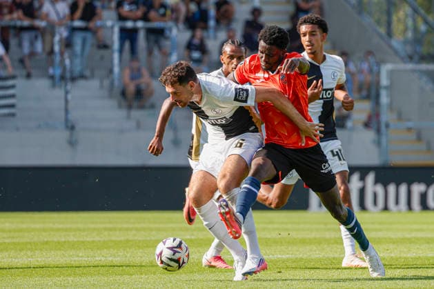 Im Bild: v.li. Luca Pfeiffer (SV 07 Elversberg, 16) im Zweikampf gegen Nathaniel Adjei (FC Lorient, 32) 15.08.2026, 1. Bundesliga, Testspiel, SV 07 Elversberg - FC Lorient, Deutschland, Spiesen-Elversberg, URSAPHARM-Arena, DFL REGULATIONS PROHIBIT ANY USE OF PHOTOGRAPHS AS IMAGE SEQUENCES AND OR QUASI-VIDEO. *** Pictured, from left: Luca Pfeiffer (SV 07 Elversberg, 16) in a tackle against Nathaniel Adjei (FC Lorient, 32) on August 15, 2026, 1. Bundesliga, Friendly Match, SV 07 Elversberg vs. FC Lorient, Germany, Spiesen Elversberg, URSAPHARM Arena, DFL REGULATIONS PROHIBIT ANY USE OF PHOTOGRAPHS AS IMAGE SEQUENCES AND OR QUASI-VIDEO Copyright: HMBxMedia xJulienxBecker
