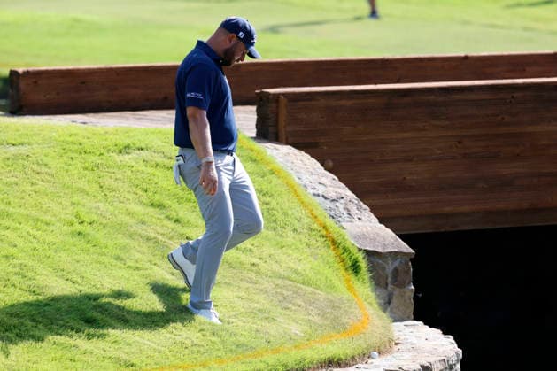 MEMPHIS, TN - AUGUST 15: Jordan Smith of England finds his ball sitting on a rock wall behind the island green on No. 11 during the third round of the FedEx St. Jude Championship, August 15, 2026, at TPC Southwind in Memphis, Tennessee. (Photo by Matthew Maxey Icon Sportswire) GOLF: AUG 15 PGA, Golf Herren FedEx St. Jude Championship EDITORIAL USE ONLY Icon260815004