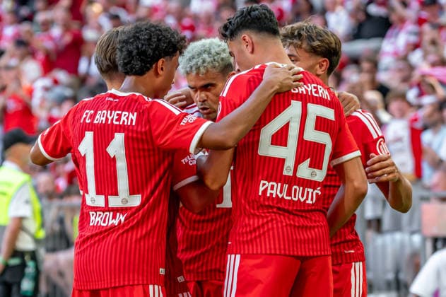 München, Deutschland 15. August 2026: Telekom Cup - 2026 - FC Bayern München gegen RB Leipzig Im Bild: Luis Diaz (FCB) 3.v.li. jubelt nach seinem Tor zum 1.0 mit seinen Mannschaftskollegen, *** Munich, Germany, August 15, 2026 Telekom Cup 2026 FC Bayern Munich vs. RB Leipzig Pictured: Luis Diaz (FCB, 3rd from left) celebrates his goal—making the score 1–0—with his teammates, Copyright: xFotostandx xNachtigallx