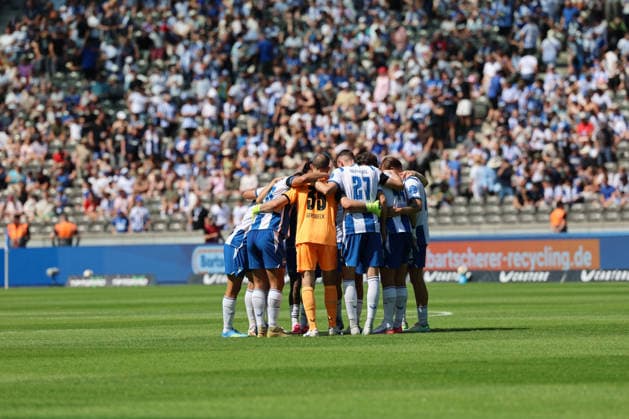 BERLIN, DEUTSCHLAND - AUGUST 15: Motivation circle team building Hertha BSC before the kick-off start of the game, during the match in the 2. German Bundesliga: Hertha BSC - 1. FC Heidenheim at Olympiastadion Berlin on matchday 29 on August 15, 2026 in Berlin, Deutschland. DFB regulations prohibit any use of photographs as image sequences and or quasi video. Berlin Deutschland Copyright: xO.Frankex