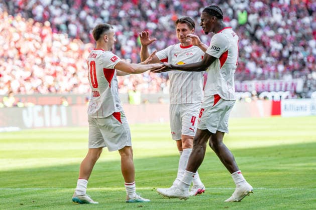 München, Deutschland 15. August 2026: Telekom Cup - 2026 - FC Bayern München gegen RB Leipzig Im Bild: Brajan Gruda (RB) 1. v.li. jubelt nach seinem Tor zum 1:0 mit mit seinen Mannschaftskollegen, *** Munich, Germany, August 15, 2026 Telekom Cup 2026 FC Bayern Munich vs. RB Leipzig Pictured: Brajan Gruda (RB 1, far left) celebrates his goal—making the score 1–0—with his teammates, Copyright: xFotostandx xNachtigallx