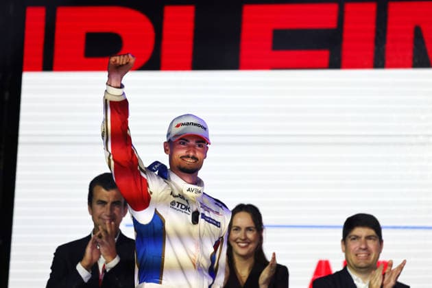 Pascal Wehrlein (GER) Porsche 94 mit der Siegerfaust auf dem Podium, Rennen 1, FIA Formel E Weltmeisterschaft, Saison 12, London E- Prix, 15.08.2026, Excel Exibition Centre, *** Pascal Wehrlein (GER) in the No. 94 Porsche, raising his fist in victory on the podium, Race 1, FIA Formula E World Championship, Season 12, London E-Prix, August 15, 2026, Excel Exhibition Center,