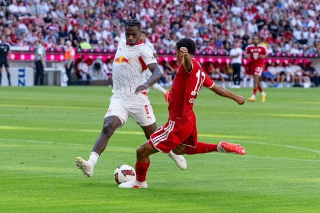 Kampf um den Ball Zweikampf zwischen Ezechiel Banzuzi (RB Leipzig, 06) und Jamal Musiala (FC Bayern Muenchen, 10) GER, FC Bayern Muenchen vs. RB Leipzig, Fussball, Telekom-Cup, Testspiel, Spielzeit 2026 2027, 15.08.2026 (DFL DFB REGULATIONS PROHIBIT ANY USE OF PHOTOGRAPHS as IMAGE SEQUENCES and or QUASI-VIDEO). Foto: HMB Media Heike Feiner *** Battle for the Ball: Tackle between Ezechiel Banzuzi (RB Leipzig, 06) and Jamal Musiala (FC Bayern Munich, 10) GER, FC Bayern Munich vs. RB Leipzig, Soccer, Telekom Cup, Friendly Match, 2026–2027 Season, August 15, 2026 DFL DFB regulations prohibit any use of photographs as image sequences and or quasi-video. Photo: HMB Media, Heike Feiner Copyright: HMBxMedia HeikexFeiner