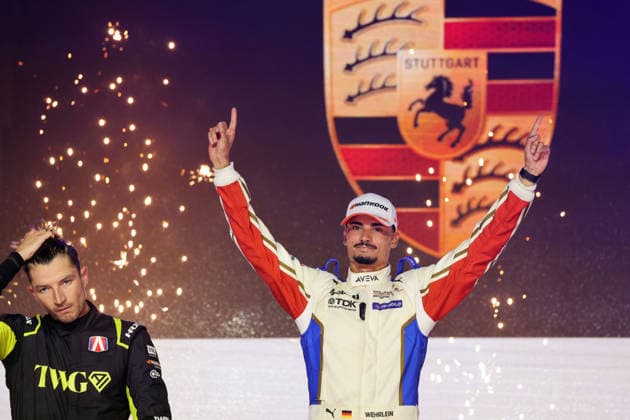 Ein enttäuschter Jake Dennis Zweiter im Rennen 1 und der Meisterschaft sowie Sieger Pascal Wehrlein (GER) Porsche 94 lachend und führender der WM auf dem Podium, FIA Formel E Weltmeisterschaft, Saison 12, London E- Prix, 15.08.2026, Excel Exibition Centre, *** A disappointed Jake Dennis, second in Race 1 and the championship, alongside winner Pascal Wehrlein (GER, Porsche 94), smiling and leading the World Championship, on the podium, FIA Formula E World Championship, Season 12, London E-Prix, August 15, 2026, Excel Exhibition Center,